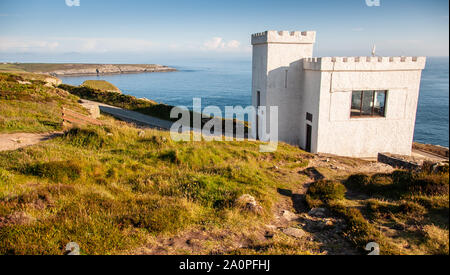 Holyhead, pays de Galles, Royaume-Uni - le soleil brille sur Ianthi's Tower, sur la pile sud de clifftops à Holyhead dans le Nord du Pays de Galles. Banque D'Images