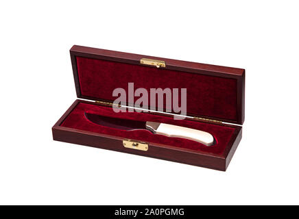 Un couteau de chasse avec une poignée en ivoire dans un coffret cadeau coffret bois isoler sur un fond blanc. Beau cadeau arme sur le velours rouge dans un cercueil en bois. Banque D'Images