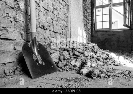 Dans un travail laborieux d'une maison ancienne est restaurée Banque D'Images