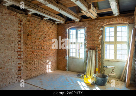 Dans un travail laborieux d'une maison ancienne est restaurée Banque D'Images