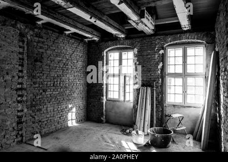 Dans un travail laborieux d'une maison ancienne est restaurée Banque D'Images