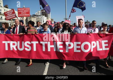 Le Secrétaire aux affaires étrangères de l'ombre Emily Thornberry (quatrième à gauche) à l'Anti-Brexit «confiance la marche et un rassemblement au cours de la conférence du parti travailliste à Brighton. Banque D'Images