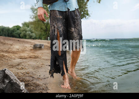 Businessman walking sur la plage, l'île perdue Banque D'Images