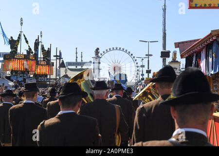 Munich, Allemagne. Sep 21, 2019. Début de l'Oktoberfest. Une fanfare s'approche de la Riesenrad via la Theresienwiese comme le festival innkeepers emménager. Le plus grand festival de musique folklorique dans le monde dure jusqu'au 6 octobre. Crédit : Felix Hörhager/dpa/Alamy Live News Banque D'Images