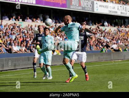 London, UK.21 Septembre 2019 ; London Bridge, Londres, Angleterre ; championnat de football anglais, Millwall Football Club contre Queens Park Rangers ; Toni Leistner de Queens Park Rangers lance la balle sur Jed Wallace de Millwall - strictement usage éditorial uniquement. Pas d'utilisation non autorisée avec l'audio, vidéo, données, listes de luminaire, club ou la Ligue de logos ou services 'live'. En ligne De-match utilisation limitée à 120 images, aucune émulation. Aucune utilisation de pari, de jeux ou d'un club ou la ligue/player Crédit : publications Plus Sport Action Images/Alamy Live News Crédit : Action Plus de Sports/Alamy Live News Crédit : Act Banque D'Images