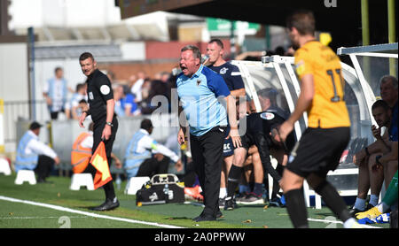 London UK 21 Septembre 2019 - L'AFC Wimbledon manager Wally Downes montre sa frustration sur la ligne de touche lors de la Sky Bet League un match de football entre l'AFC Wimbledon et Bristol Rovers au Cherry Red Records Stadium - usage éditorial uniquement. Pas de merchandising. Pour des images de football Premier League FA et restrictions s'appliquent inc. aucun internet/mobile l'usage sans licence FAPL - pour plus de détails contactez Football Dataco. Crédit photo : Simon Dack TPI / Alamy Live News Banque D'Images