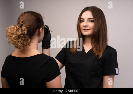 Sourcil Permanent composent. Processus de préparation. Belle femme de race blanche dans un salon de tatouage. Banque D'Images