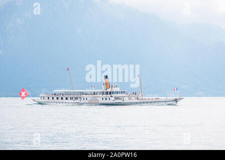 Le plus ancien bateau à aubes à vapeur Belle Epoque Montreux croisière sur le lac de Genève (Lac Léman) sur belle journée d'été Banque D'Images