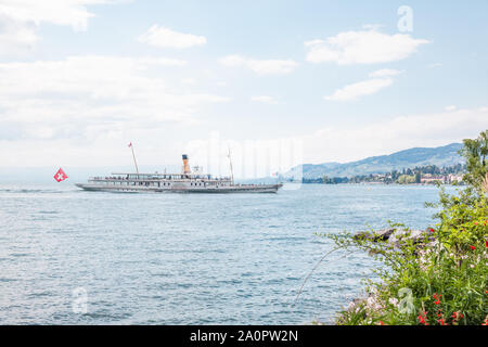Le plus ancien bateau à aubes à vapeur Belle Epoque approche Montreux Riviera Suisse shore à Montreux , Vaud, Suisse Banque D'Images