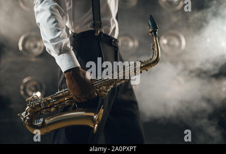 Musicien de jazz saxophone noir avec sur la scène Banque D'Images