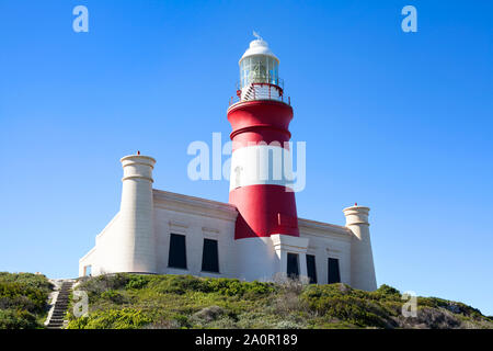 Le phare de Cap des aiguilles en Afrique du Sud sur fond de ciel bleu, Close up Banque D'Images