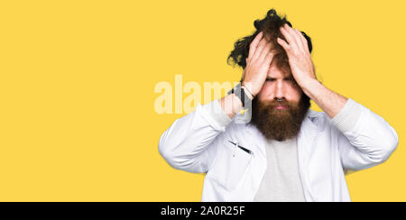 Scientifique fou avec drôle de longs cheveux qui souffrent de maux de tête désespéré et a souligné parce que la douleur et la migraine. Les mains sur la tête. Banque D'Images