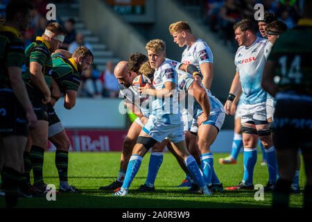 Salford, Royaume-Uni. 21 septembre 2019, Stade AJ Bell, Salford, Greater Manchester, Angleterre ; Premiership Anglaise, Rugby Sale Sharks contre Northampton Saints ; Gus Warr de Sale Sharks avec la balle comme la mêlée prend forme Plus Sport Action Crédit : Images/Alamy Live News Banque D'Images