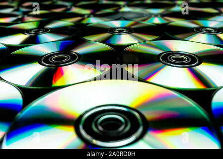 Cd / DVD allongé sur un fond noir avec des reflets de lumière. Banque D'Images