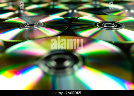 Cd / DVD allongé sur un fond noir avec des reflets de lumière. Banque D'Images