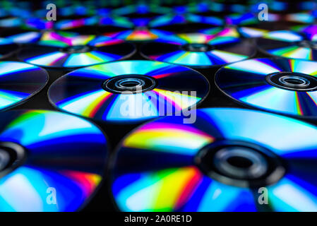 Cd / DVD allongé sur un fond noir avec des reflets de lumière. Banque D'Images