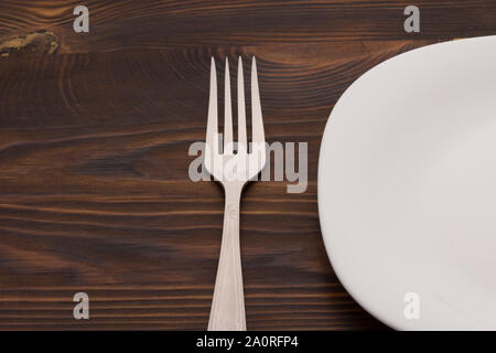 La fourche et la plaque sur une table en bois, Close up Banque D'Images