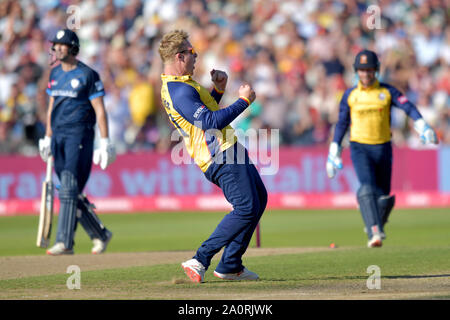 Essex Eagles' Simon Harmer célèbre en tenant le wicket de Derbyshire Falcons' Billy Godleman durant la demi-finale finale sur 2 jour de la vitalité T20 Blast à Edgbaston, Birmingham. Banque D'Images