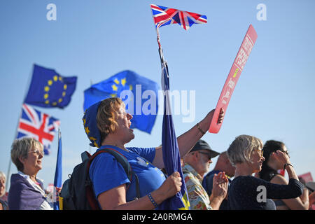 Les manifestants au cours de l'Anti-Brexit "faire confiance à la population' mars et manifestation tenue par le peuple ? ? ?s au cours de la campagne de vote de la conférence du parti travailliste à Brighton. Banque D'Images