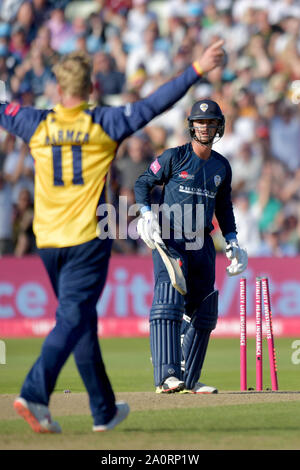 Le Derbyshire Falcons' Leus du Plooy est joué par l'Essex Eagles' Simon Harmer durant la demi-finale finale sur 2 jour de la vitalité T20 Blast à Edgbaston, Birmingham. Banque D'Images