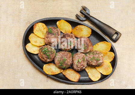 Boulettes de viande avec du riz frit et frites Banque D'Images