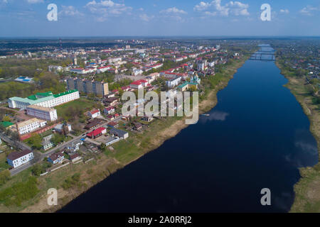Vue de dessus de Polotsk et la moderne Dvina occidentale sous le soleil d'avril (Photographie aérienne). Bélarus Banque D'Images