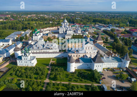 Vue sur le Kremlin de Rostov le Grand sur une journée ensoleillée de juillet (Photographie aérienne). Anneau d'or Banque D'Images