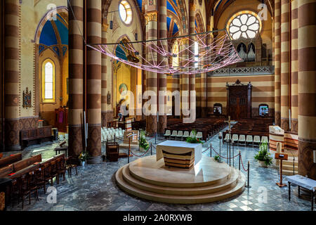 Les intérieurs de San Lorenzo (alias Duomo) - La cathédrale catholique romaine dédiée à Saint Laurent et situé dans la ville de Alba, Italie. Banque D'Images