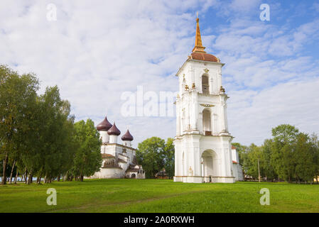 Vue de l'ancien clocher sur la place de la cathédrale sur un matin d'août. Kargopol. Petersburg, Russie Banque D'Images
