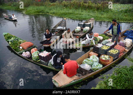 Srinagar, Jammu-et-Cachemire, en Inde. Sep 21, 2019. Bateaux chargés de légumes sur le lac Dal à Srinagar restrictions au cours de la vie normale.reste perturbé pour la 47e journée en Vallée du Cachemire après l'abrogation de l'article 370 qui donne le statut spécial d'état. Credit : Idrees Abbas/SOPA Images/ZUMA/Alamy Fil Live News Banque D'Images