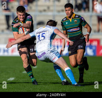 Salford, Royaume-Uni. 21 septembre 2019, Stade AJ Bell, Salford, Greater Manchester, Angleterre ; Premiership Anglaise, Rugby Sale Sharks contre Northampton Saints ; Tommy Freeman de Northampton Saints sur le point d'être attaqués par des requins Simon Hammersley Vente Crédit : Action Plus Sport Images/Alamy Live News Banque D'Images