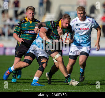 Salford, Royaume-Uni. 21 septembre 2019, Stade AJ Bell, Salford, Greater Manchester, Angleterre ; Premiership Anglaise, Rugby Sale Sharks contre Northampton Saints ; Mitch Eadie de Northampton Saints est abordé : l'action de Crédit Plus Sport Images/Alamy Live News Banque D'Images