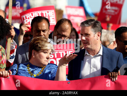 Le Secrétaire aux affaires étrangères de l'ombre et l'ombre Emily Thornberry Brexit Sir Keir Starmer Secrétaire à l'Anti-Brexit «confiance la marche et un rassemblement au cours de la conférence du parti travailliste à Brighton. Banque D'Images