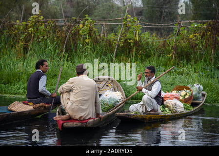 Srinagar, Jammu-et-Cachemire, en Inde. Sep 21, 2019. Bateliers chargés avec des légumes tôt le matin sur le lac Dal à Srinagar restrictions au cours de la vie normale.reste perturbé pour la 47e journée en Vallée du Cachemire après l'abrogation de l'article 370 qui donne le statut spécial d'état. Credit : Idrees Abbas/SOPA Images/ZUMA/Alamy Fil Live News Banque D'Images