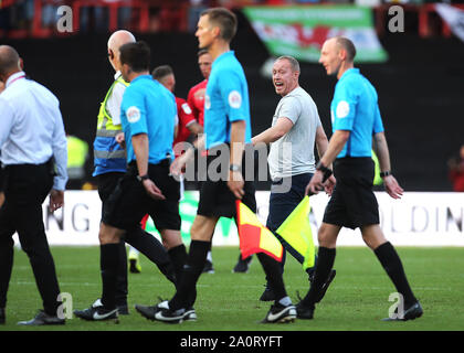 Swansea City manager Steve Cooper mots échanges avec arbitre Tony Harrington à temps plein au cours de la Sky Bet match de championnat à Ashton Gate, Bristol. Banque D'Images