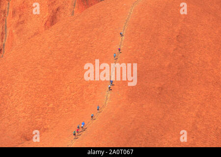 Uluru, dans le Territoire du Nord, Australie - Aug 26, 2019 : les gens monter sur Ayers Rock. Grimper Uluru est sacré pour les Anangu, les propriétaires traditionnels de Banque D'Images