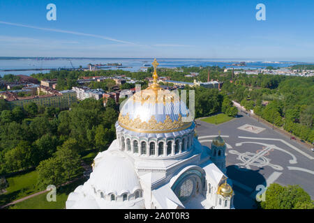 Le dôme de Saint Nicolas Cathédrale navale close up sur une journée ensoleillée peut (Photographie aérienne). Kronstadt, Saint-Pétersbourg Banque D'Images
