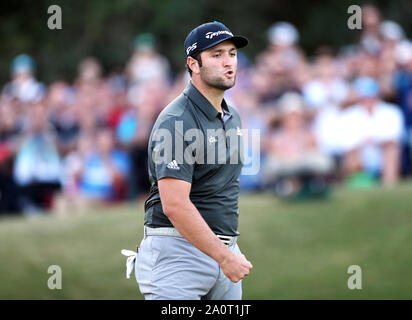 Jon l'Espagne célèbre les 18 Rahm pendant trois jours de la BMW PGA Championship à Wentworth Golf Club, Surrey. Banque D'Images