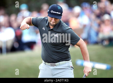 Jon l'Espagne célèbre les 18 Rahm pendant trois jours de la BMW PGA Championship à Wentworth Golf Club, Surrey. Banque D'Images