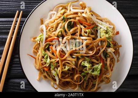 Nouilles chow mein végétarien avec légumes chinois close-up sur une plaque sur la table. Haut horizontale Vue de dessus Banque D'Images