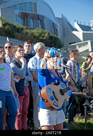 Holyrood Park, Édimbourg, Écosse, Royaume-Uni. 21st septembre 2019. Rassemblement contre le Brexit après la Marche Royal Mile, qui s'est tenue à Holyrood Park en dehors du Parlement écossais. Intervenants photographiés, Madeleina Kay connue sous le nom de #EUsupergirl pour sa campagne créative visant à mettre fin au Brexit, qui a reçu le prix « Jeune européen de l'année 2018 » du Parlement européen, Banque D'Images