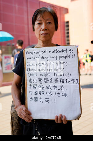 Tuen Mun, Hong Kong. 22 Sep, 2019. Démonstration de la démocratie Pro et mars à Tuen Mun à Hong Kong. Les manifestants qui protestaient contre le harcèlement par les sections de la communauté Pékin pro. Mars avait largement pacifique, plusieurs incidents violents avec la police à l'aide de gaz lacrymogènes. Plusieurs arrestations ont été effectuées. Sur la photo ; Crédit : Iain Masterton/Alamy Live News Banque D'Images