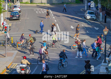 Les navetteurs matin et cycle de marche de travailler sur des vélos, des vélos en piste cyclable. Pont Huband, Dublin, Irlande. La vie en vert les cyclistes Banque D'Images