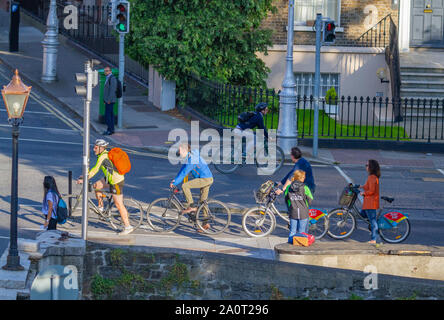 Matin, les navetteurs au travail à vélo sur des vélos bicyclettes, de piste cyclable au pont Huband, Dublin, Irlande. L'environnement voie cyclable Banque D'Images