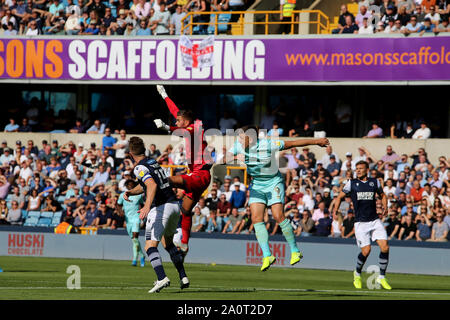 Londres, Royaume-Uni. Sep 21, 2019. Bartosz Bia ?kowski de Millwall pendant l'EFL Sky Bet match de championnat entre Millwall et Queens Park Rangers à la Den, Londres, Angleterre le 21 septembre 2019. Smeeth photo de Tom. Usage éditorial uniquement, licence requise pour un usage commercial. Aucune utilisation de pari, de jeux ou d'un seul club/ligue/dvd publications. Credit : UK Sports Photos Ltd/Alamy Live News Banque D'Images