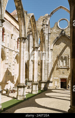 Monastère des Carmélites à Lisbonne. Ruines de la cathédrale gothique médiévale. Banque D'Images