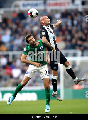 Brighton et Hove Albion's Davy Propper (à gauche) et du Newcastle United Jonjo Shelvey (à droite) bataille pour la balle durant le premier match de championnat à St James' Park, Newcastle. Banque D'Images