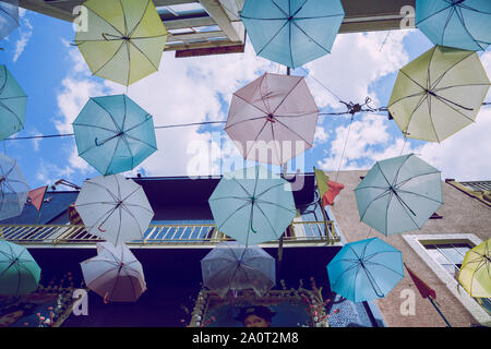 Ville Athènes, République grecque. Rue Ville urbaine avec des parasols. 11. Septembre 2019. Photos de voyage. Banque D'Images