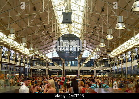 Lisbonne, Portugal, 28 août 2019 : l'heure de la nourriture - marché gourmand place populaire. Mercado da Ribeira Banque D'Images