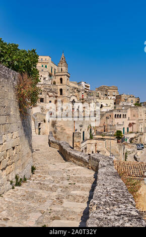 La Basilicate, province de Matera, Matera. Les bâtiments en pierre et le clocher d'une petite église, Chiesa San Pietro Barisano Banque D'Images